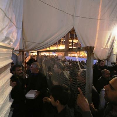 العتبة العلوية المقدسة تقوم بتوزيع آلاف الوجبات الغذائية اليومية لزائري اربعينية الامام الحسين عليه السلام في صحن فاطمة (عليها السلام)
